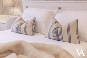 1 bedroom, iron/ironing board, WiFi, bed sheets - 10 Park Square East - Suite 5 (Leeds)