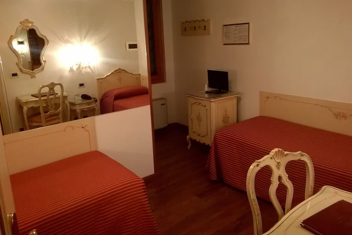 Minibar, in-room safe, desk, free WiFi