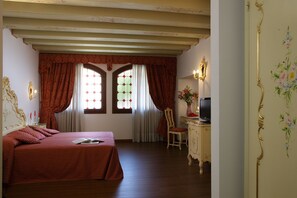 Minibar, safe på rommet, skrivebord og wi-fi (inkludert)