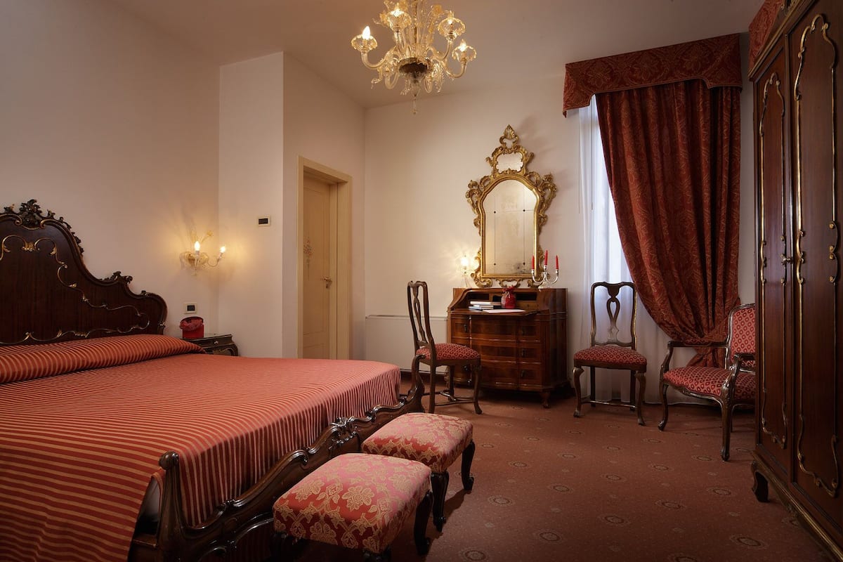 Classic Double Room | Minibar, in-room safe, desk, free WiFi
