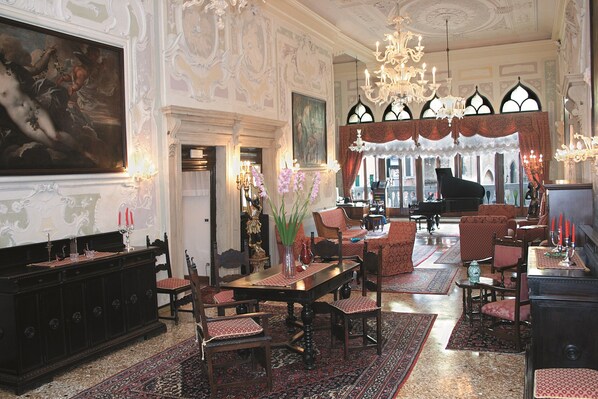 Petit déjeuner buffet (15 EUR par personne)