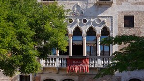 A historic building with a balcony, arched windows, and a banner reading "Hotel Residence & Spa". - Hotel La Residenza (Venice)