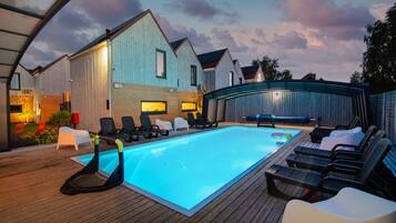 Innenpool, Außenpool, Liegestühle