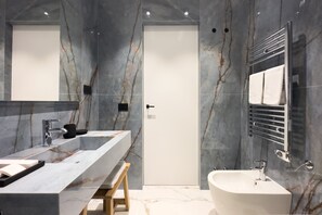 Royal Room | Bathroom | Shower, free toiletries, hair dryer, bathrobes - InSogno Suites (Naples)