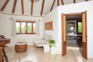 开间套房, 阳台, 部分海景 | 客房内保险箱、旅行婴儿床、免费 WiFi、床单