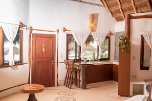 Frigobar, cafetera/tetera, licuadora, utensilios de cocina