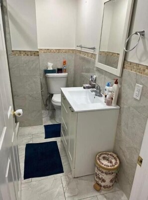 Toalhas de banho, sabonete, papel higiênico
