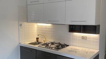 Frigorifero, piano cottura, bollitore elettrico, tostapane