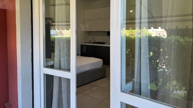 Un appartement moderne comprenant une cuisine, un coin repas et une chambre.