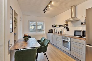 Fridge, microwave, oven, stovetop - Apartment for 7 people 5 minutes to the Essen trade fair / main station (Essen)