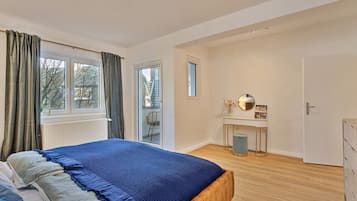 3 bedrooms, desk, iron/ironing board, travel cot