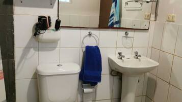 Een haardroger, handdoeken, zeep, shampoo