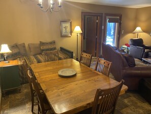 Dining - Quiet apt-cabin on Deschutes River (Bend)