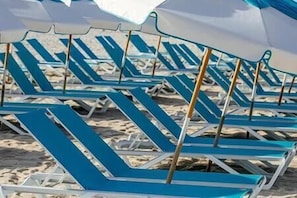 In Strandnähe, Liegestühle, Strandtücher