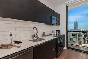 Refrigerador, microondas, horno, placa de cocina