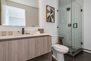 Secador de cabelo, toalhas de banho, sabonete, shampoo