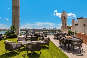 Outdoor dining - Lux 1 BD Condo in Biscayne Boulevard #2915 (Miami)