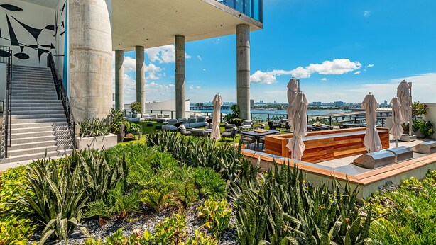 Outdoor dining - Modern Lux Studio in Biscayne Boulevard #4008 (Miami)