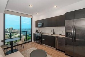 Refrigerador, microondas, horno y parrilla de estufa