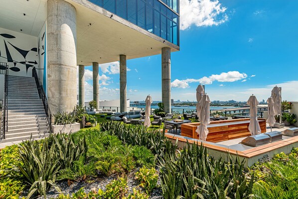 Outdoor dining - Lux 2 Bd Condo in Biscayne Boulevard #2017 (Miami)