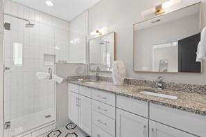 Regadera, amenidades de baño ecológicas, secadora de cabello, toallas 