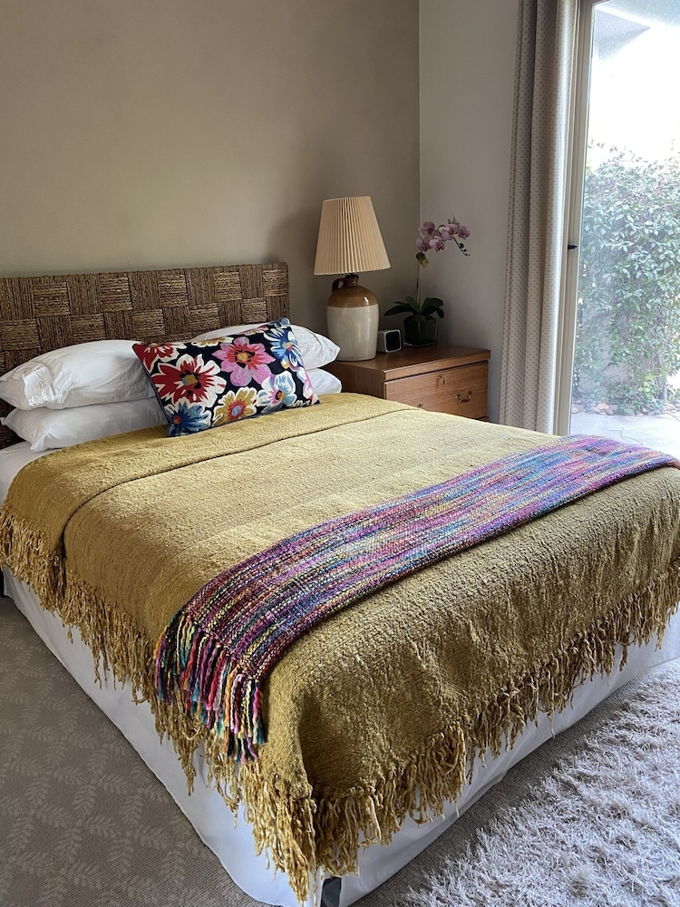 Private home with pool and Spa, 5 minutes from Tennis Garden! Indian