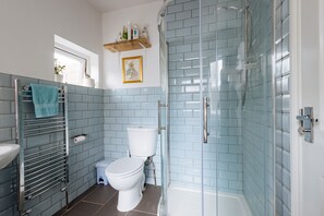 Appartement | Badkamer | Een aparte badkuip en douche, een diep bad, een haardroger, handdoeken