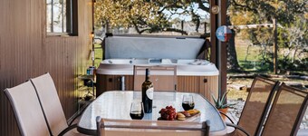 Casita Refugio- Hot Tub, Fire Pit, Views, King Bed...near wineries and breweries