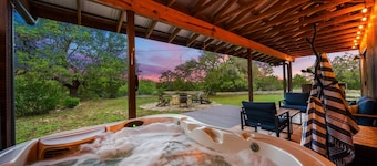 Casita Refugio- Hot Tub, Fire Pit, Views, King Bed...near wineries and breweries
