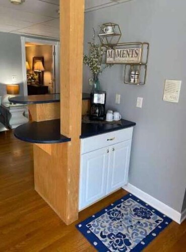 Cozy Downstairs Apartment w/ Private Entrance