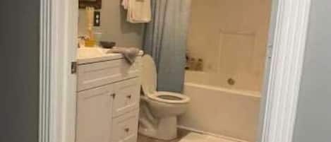 Douche, sĂšche-cheveux, serviettes fournies, savon