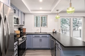 Réfrigérateur, four à micro-ondes, un four, surface de cuisson
