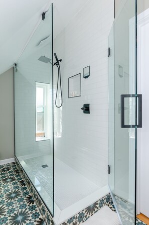 Handtücher, Seife, Shampoo, Toilettenpapier