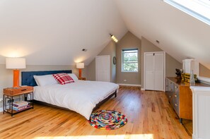 1 bedroom, iron/ironing board, free WiFi, bed sheets - Bucktown Loft - top floor, near Bloomingdale Trail (Chicago)