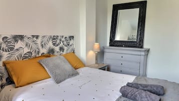 1 bedroom, desk, Internet, bed sheets