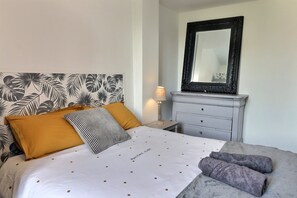 1 bedroom, desk, Internet, bed sheets
