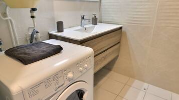 Douche, serviettes fournies