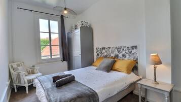 1 chambre, bureau, accès Internet, draps fournis