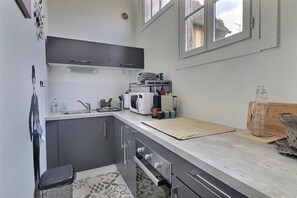 Fridge, microwave, oven, coffee/tea maker