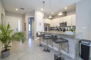 Fridge, microwave, oven, stovetop - Cozy 4 Suites Villa 5 Min to Disney (Kissimmee)