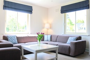Apartment | Living area - 4 Bedroom Holiday Home With Wheelchair Accessible Bathroom 2km From Kenmare (Kenmare)