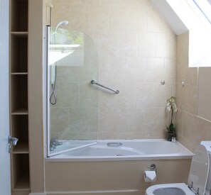 Bathroom - 4 Bedroom Holiday Home With Wheelchair Accessible Bathroom 2km From Kenmare (Kenmare)