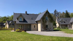 A residential building with a sloped roof, multiple windows, and a paved driveway. - 4 Bedroom Holiday Home With Wheelchair Accessible Bathroom 2km From Kenmare (Kenmare)