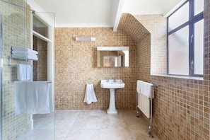 A bathroom with a glass shower enclosure, a pedestal sink, and a tiled backsplash. - 8 Bedroom Luxury Country Mansion in Galway (Costelloe)