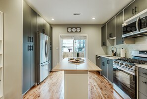 Een koelkast, een microgolfoven, een oven, een kookplaat