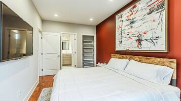 3 bedrooms, desk, iron/ironing board, travel crib