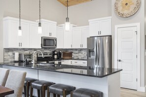 Fridge, microwave, oven, stovetop - Overlook Nook (Branson)