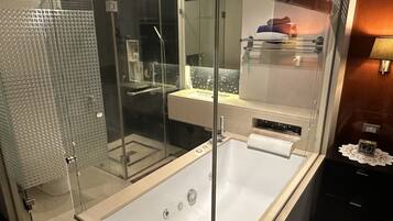 Jetted bath, towels, soap, shampoo