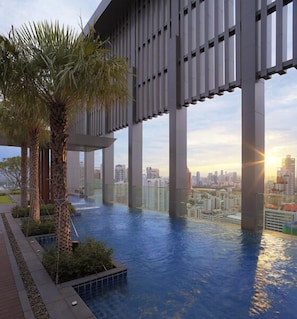 Pool - Spacious Luxury Condo: Rooftop pool, Gym &  Garden @ BTS Phrom Phong
 (kongton Klongtoei)