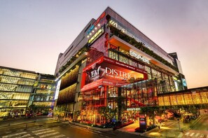 Exterior - Spacious Luxury Condo: Rooftop pool, Gym &  Garden @ BTS Phrom Phong
 (kongton Klongtoei)